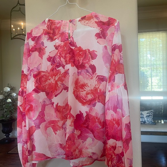 Beautiful lightweight top. - Picture 3 of 6